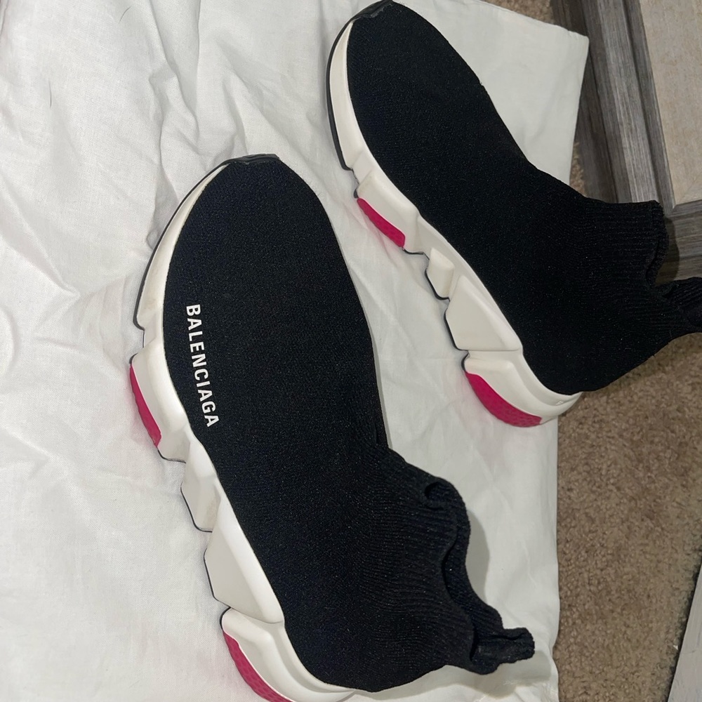Size 6 wmns no box… comes with dust bag! Authentic